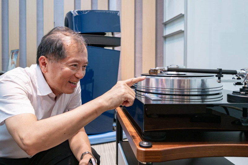 清大教授陳信文對「怡嚴音樂聆賞室」裡的黑膠唱片播放器的唱針鑽石針頭非常好奇。   圖：清華大學/提供