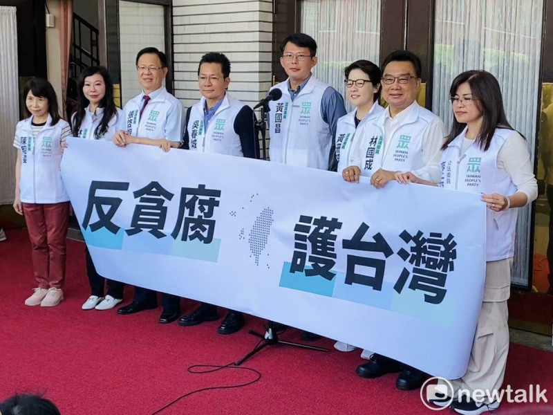 民眾黨團上午於議場受訪，拉布條強調「反貪腐、護台灣」。   圖：周煊惠 / 攝