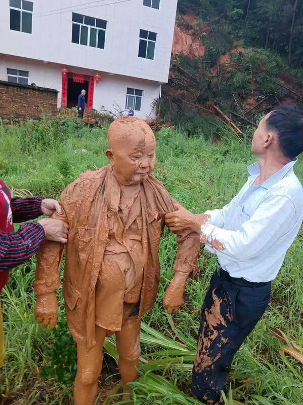 福建龍岩市上杭縣發生洪災。有民眾因全身沾滿泥濘，徹底化身為褐色的「兵馬俑」。   圖：翻攝自李老師不是你老師 X（前推特）帳號