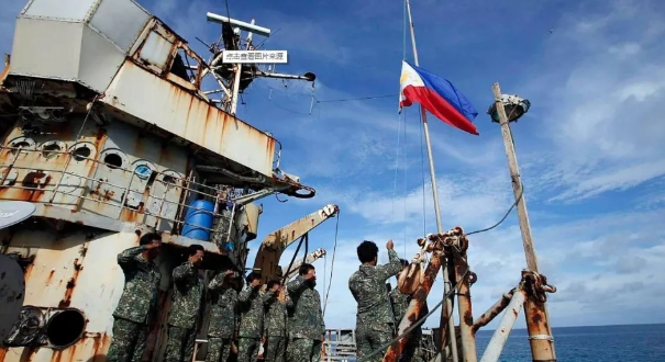 菲律賓軍隊在南海仁愛礁舉行升旗典禮。   圖 : 翻攝自雪狼看世界