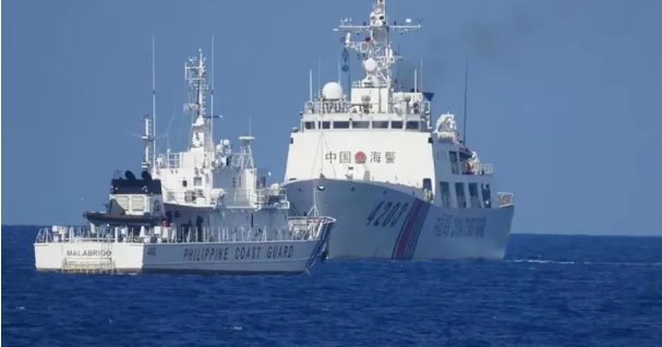 中國海警船與菲律賓船隻在南海對峙，美國國會跨黨派議員今天發聲譴責中國海警的挑釁行為破壞穩定。   圖 : 翻攝自雪狼看世界