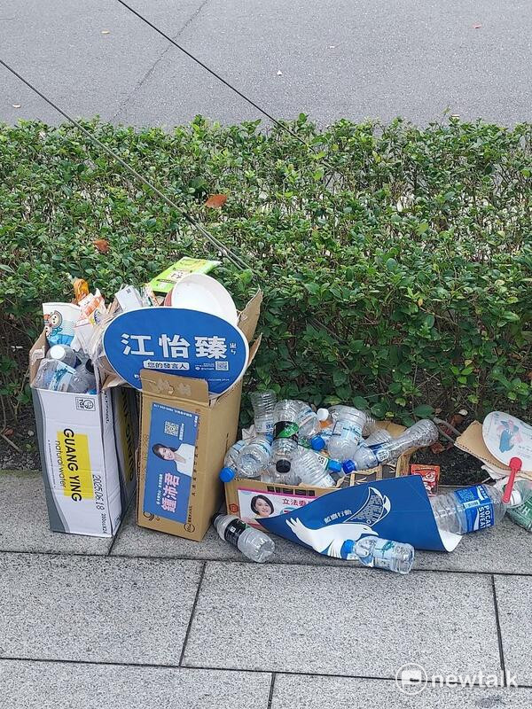 「藍鷹」離開立院周遭，卻將國民黨民代的文宣丟棄街頭。   圖：讀者提供