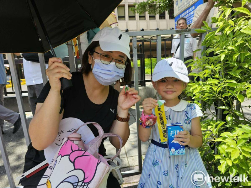 王小姐帶著4歲小女兒到立院旁的濟南路活動現場，表達「反對國會擴權」、「支持覆議案」訴求。   圖：林昀真/攝
