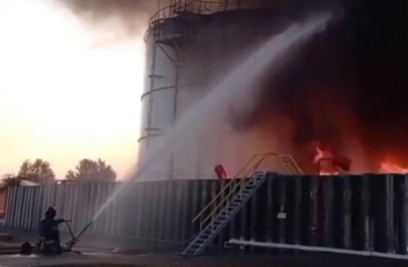 俄羅斯某處的油庫遭受烏克蘭攻擊而猛烈燃燒。   圖：翻攝自 A3OB South X（前推特）帳號