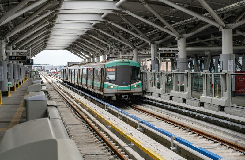 捷運岡山車站即將邁入試營運階段。   圖：高雄市捷運局/提供