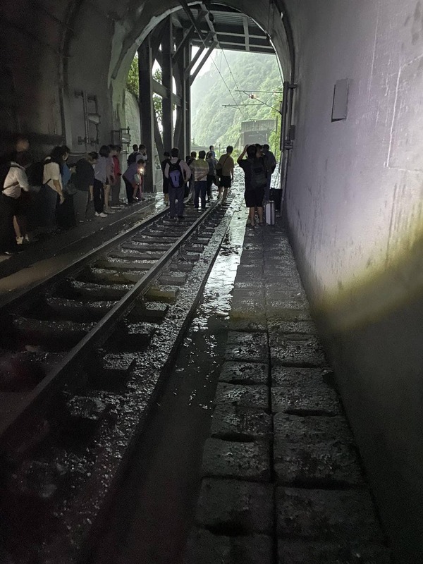 台鐵229次新自強號，21日經過花蓮秀林鄉崇德及和仁間路段時，疑似撞擊到落石，列車目前卡在清水隧道內，乘客下車步行。   圖：翻攝「臉書」張峻
