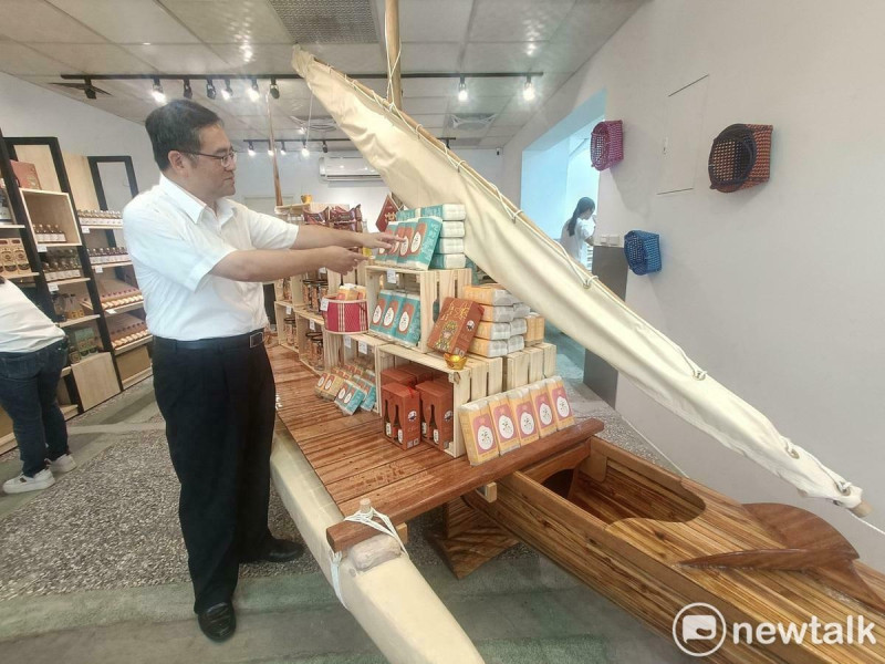 媽祖農創物產館內有艘可以渡海的獨木舟，象徵媽祖渡海來台。   圖：唐復年/攝