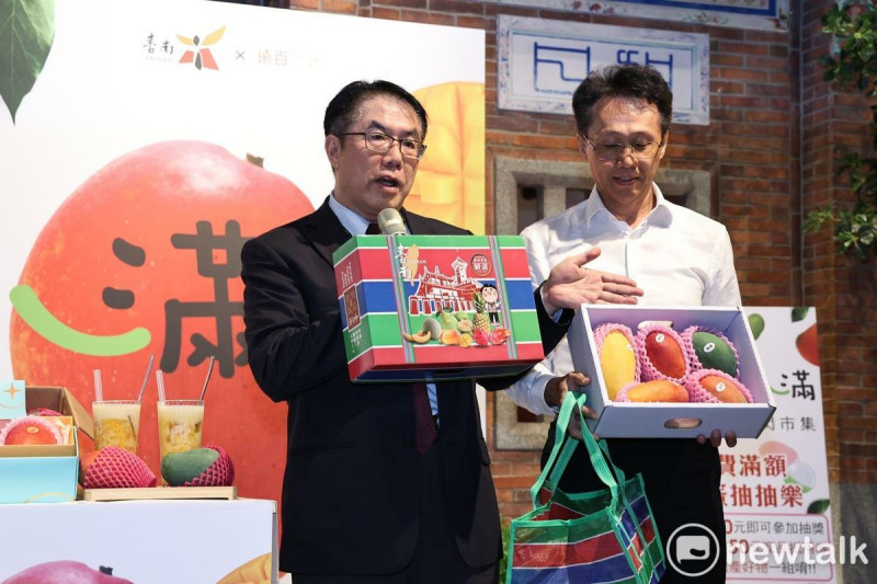 臺南市長黃偉哲特別準備了芒果寶盒迎賓，向遠道而來的日本友人介紹台南有多元品種芒果。   圖：台南市政府提供