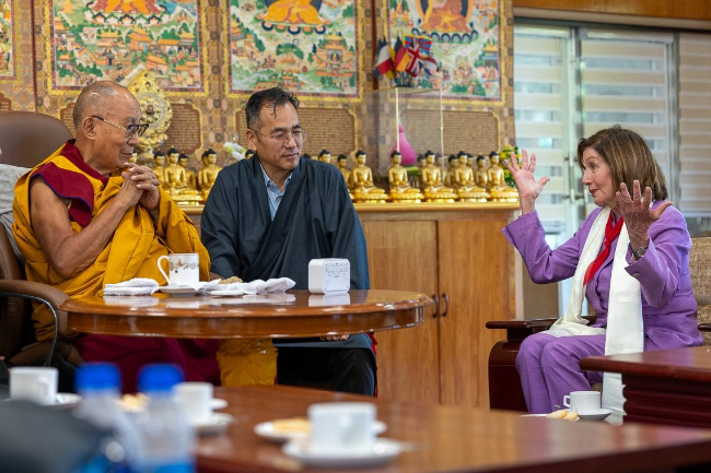西藏精神領袖達賴喇嘛（左）日前接見來訪的美國眾議院前議長裴洛西（右），雙方相談甚歡。   圖：翻攝自達賴喇嘛官網