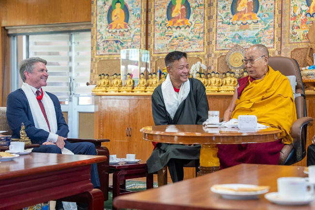 美國眾議院外交委員會主席麥考爾（左）率團訪問達賴喇嘛（右），希望推動北京與西藏流亡政府的和談。   圖：翻攝自達賴喇嘛官網