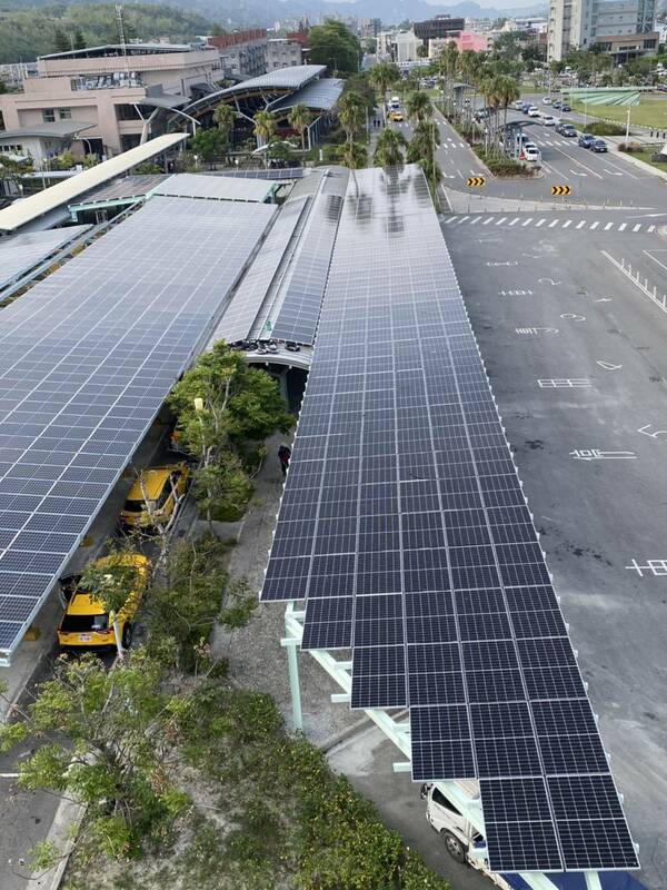 東站區的太陽光電設施佔地9,641平方公尺，總裝機容量達1,707.815瓩(約1.71MW)，每年可發電約168萬541度。   國：台灣鐵路股份有限公司／提供