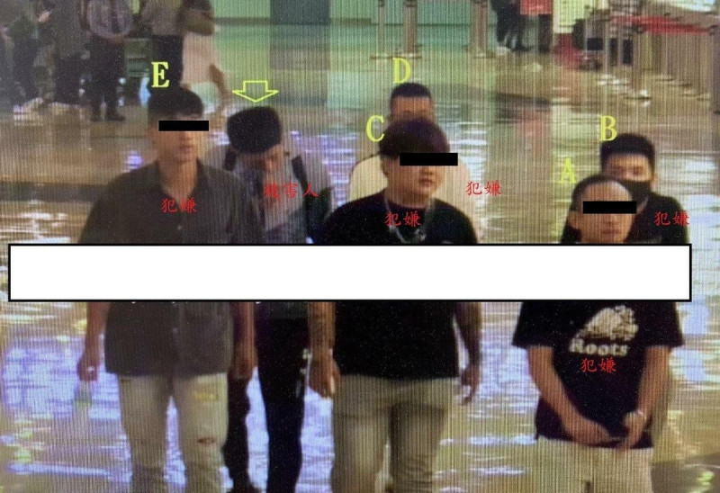 被害人(左二 )被詐欺集團成員押往機場搭機。   圖:高雄市刑大/提供