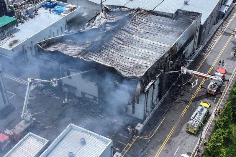 南韓京畿道電池製造商ARICELL工廠24日發生大火，下午明火受控清理火場時，傳已發現20具遺體。   圖：翻攝「X」@ICR360