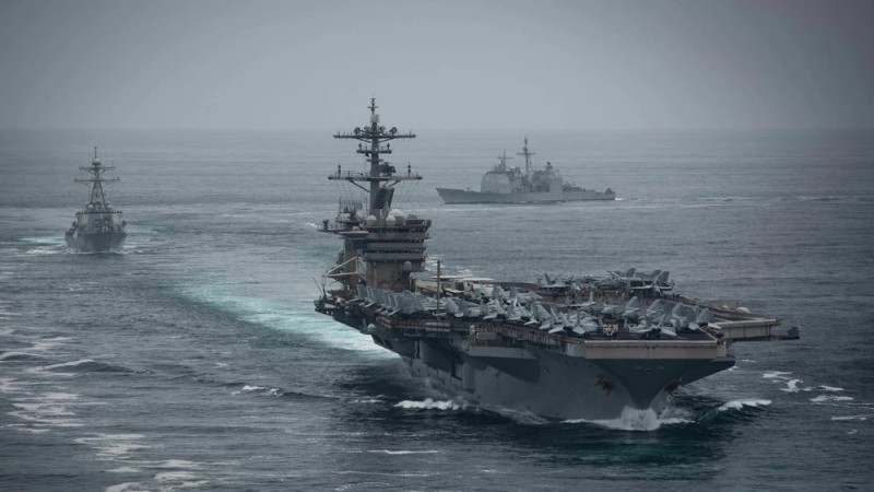 美國海軍羅斯福號 27 日起與日韓共 7 艘艦艇展開 3 日「自由刀刃」多域聯合軍演。   圖：翻攝自 OSINTdefender X（前推特）帳號