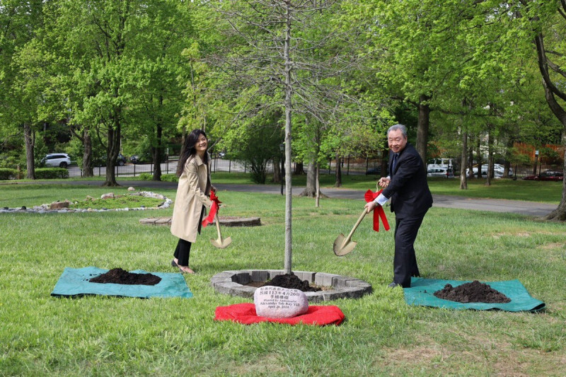 為響應植樹節，駐美代表俞大㵢（右）偕妻子，在雙橡園種下橡樹。   圖：翻攝自Taiwan in the US臉書