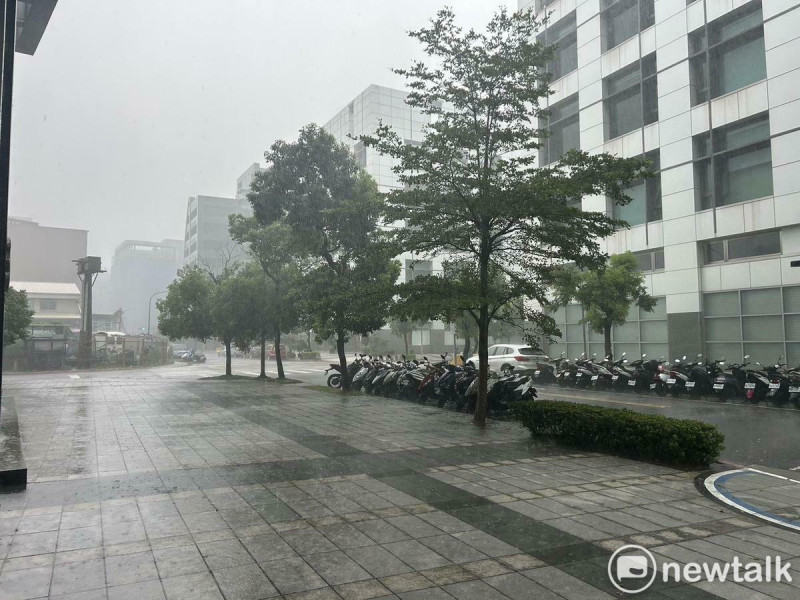 氣象署預報員徐仲毅表示，下周一午後雷陣雨區域比較廣，各地都有可能下雨，且有局部性大雨的發生機會，在非午後時間，尤其中南部要留意，清晨至上午有局部短暫陣雨。   圖：林岑韋／攝