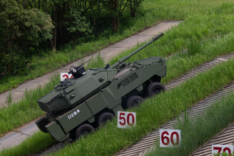 國造「105公厘輪型戰車」，50%正斜坡(26.6度)測試。   圖：翻攝「臉書」國防部發言人粉絲專頁/軍聞社