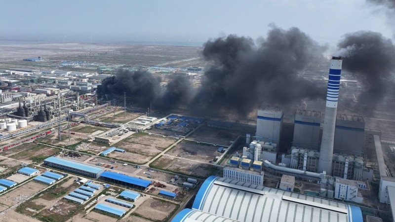 今（25）日 10 時 20 分，中國天津渤化工發展有限公司的雙氧水氧化塔裝置發生火災事故。   圖: 翻攝自百度