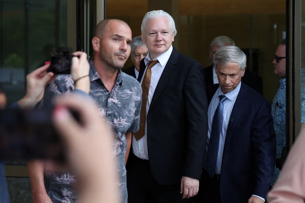 「維基解密」創辦人亞桑傑(Julian Assange)26日獲釋後離開法院。   圖：取自維基解密Ｘ