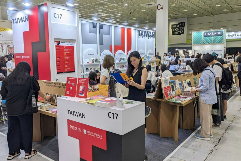 2024首爾國際書展於大會開幕中宣布 2025 年書展主題國為台灣，26 日下午由文策院與台北書展基金會共同主辦的 2024 首爾書展台灣館將舉辦開幕酒會。   圖：文策院提供