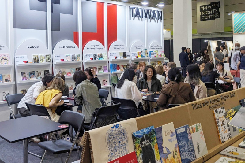首爾書展台灣館內設有版權洽談空間，供台灣出版業者商務交流使用。   圖：文策院提供