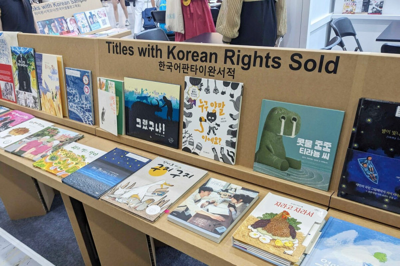 首爾書展台灣館特別為韓國市場整合韓文資源，「已授權韓語書籍」專區展示 64 本已有韓文授權的臺灣出版品。   圖：文策院提供