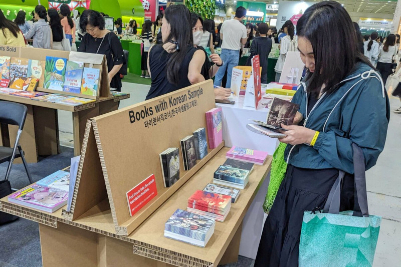 首爾書展台灣館整合韓文資源，展示專區吸引韓國出版業者和讀者目光。   圖：文策院提供