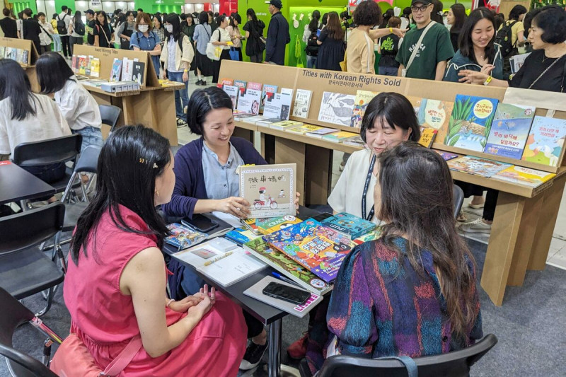 台灣出版業者與韓國業者於首爾書展台灣館內開會交流，拓展版權交易機會。   圖：文策院提供