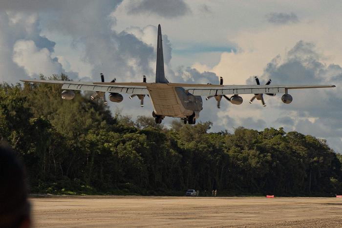 美國海軍陸戰隊完成二戰時期的帛琉貝里琉島簡易機場修復，KC-130J「超級力士」增程加油機驗證起降。   圖：翻攝dvidshub.net