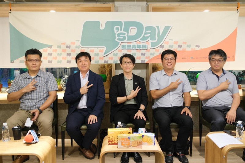 Y’s Day「週三青年日」今（26）日晚上舉辦第59場活動「鮭魚返鄉？台商全球布局如何打造經濟日不落國」，舞台上由左至右為蔡明芳、沈有忠、董思齊、洪浦釗、王國臣。   圖：Y’s Day「週三青年日」提供