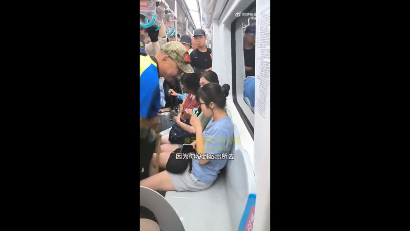 一名中國老人在搭乘北京地鐵時，要求年輕女子讓座被拒絕，採取性騷擾行動進行報復。該名老人事後遭到當地政府的行政拘留。   圖：擷取自@whyyoutouzhele X 分享影片