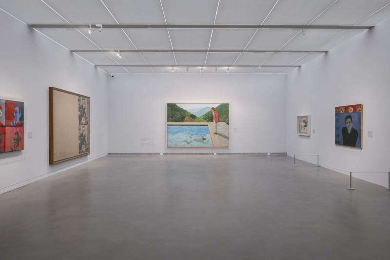 大衛．霍克尼〈藝術家肖像（泳池與兩個人像）〉在高美館展出。   圖：高雄市立美術館/提供