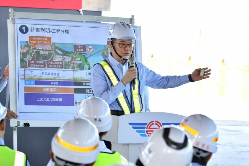 行政院長卓榮泰視察淡江大橋建設計畫執行情形。   圖：行政院提供