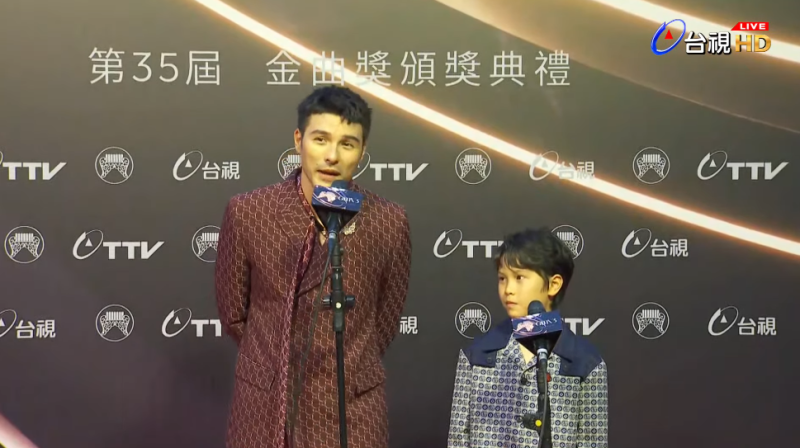 鳳小岳入圍金曲獎最佳新人獎，帶兒子一起走紅毯。   圖：翻攝自台視