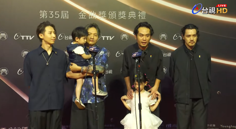 樂團「滅火器」主唱楊大正帶兒子與女兒走紅毯。   圖：翻攝自台視