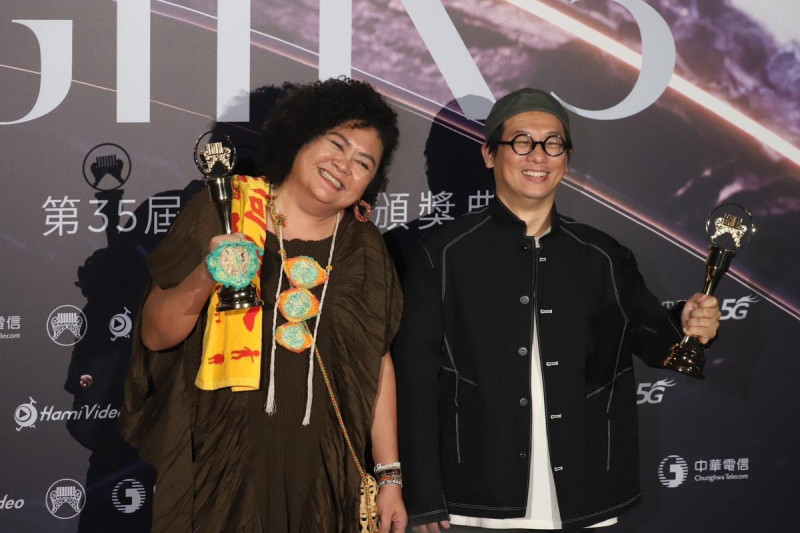 巴奈（左）以《夜婆Iā-Pô》奪下最佳台語專輯獎 ，上台領獎時提及政治話題，引發外界關注。   圖：許斯婷/攝（資料照）