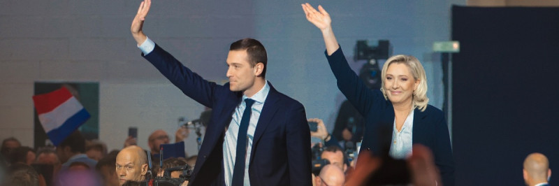 年僅28 歲的國民聯盟黨魁巴爾德拉 (左) 可藤成為最年輕的法國總理   圖：翻攝自巴爾德拉的Ｘ