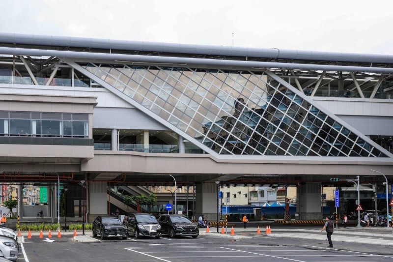 高捷岡山車站正式試營運，8月31日前至岡山高醫站路段免費搭乘。   圖：高雄市政府／提供