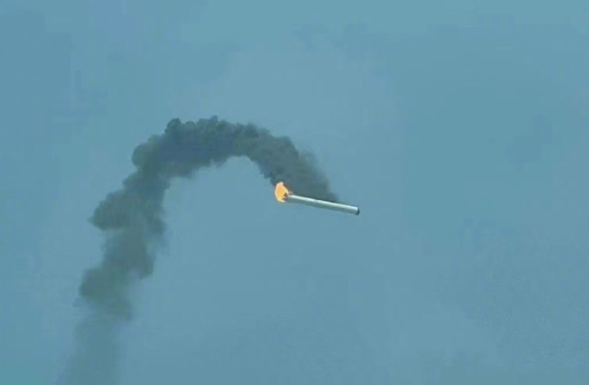 中國發射火箭冒黑煙，殘骸爆炸起火墜落。   圖：翻攝微博