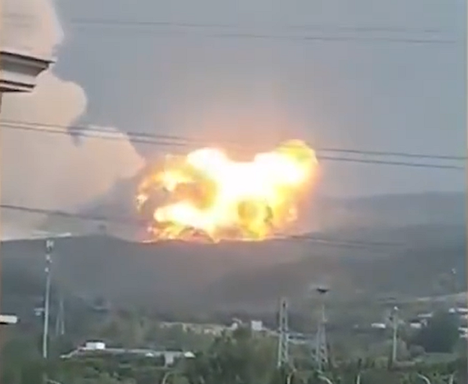 河南省鞏義市境內30日出現火箭殘骸墜落並爆炸起火，多位民眾目擊並拍下。   圖：翻攝微博
