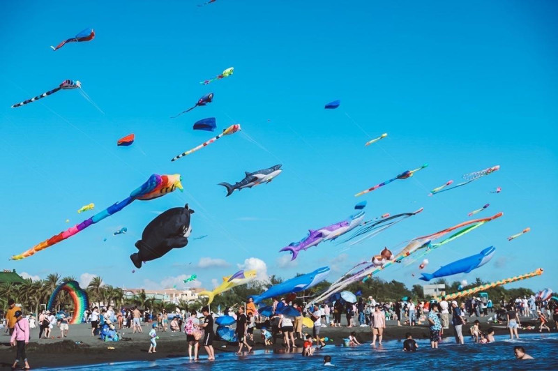 暑假期間高雄將推出旗津風箏節暨氣墊水樂園等多項精彩活動。   圖：高雄市觀光局/提供