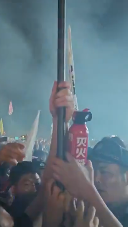警察拿著滅火器，與歌迷搶旗子。   圖：翻攝自Threads＠d00114947