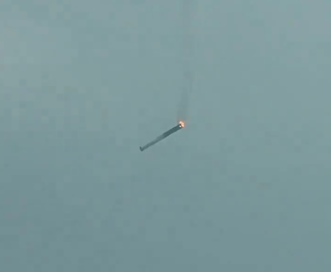 中國昨（6 月 30）日對最大液體運載火箭天龍三號進行全系統熱試車時發生意外，不慎將火箭發射出去。圖為火箭墜落。   圖：翻攝自偉光正 X（前推特）帳號