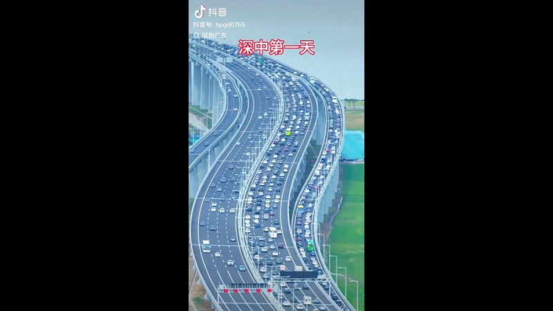 連接廣東省深圳市與中山市的深中通道於 6 月 30 日正式開通，通車首日就出現嚴重的塞車情形。   圖：擷取自 @byuzhngxi999 X 分享影片