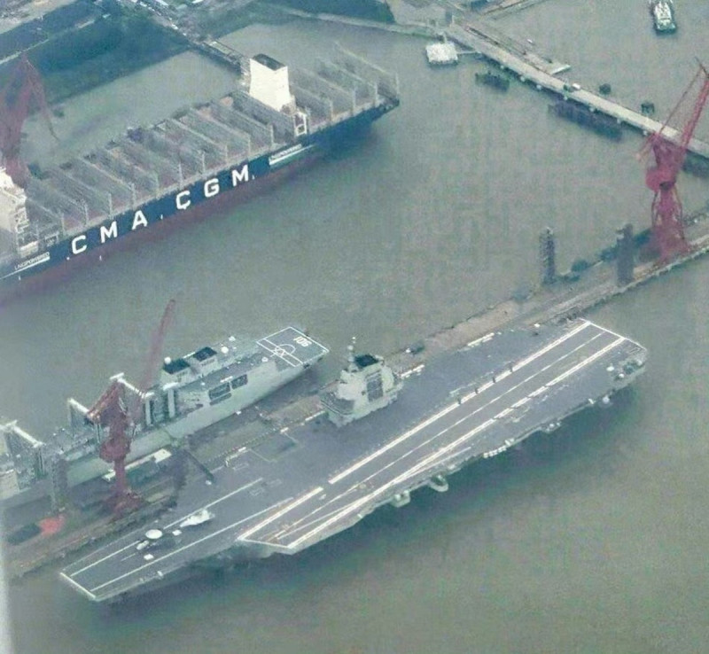 中國自製航空母艦「福建號(舷號18)」被發現與901型綜合補給艦「呼倫湖號(舷號901)」在岸上操練油液橫向補給。   圖：翻攝「臉書」呂禮詩