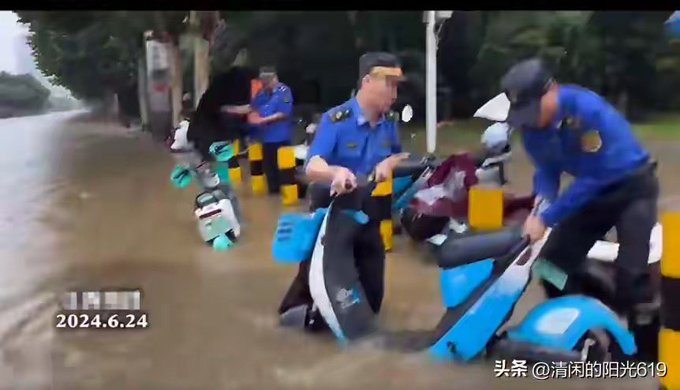 江西省南昌市遭受洪水侵襲時，共享電動車成為嚴重受災對象，當地政府緊急派遣成館進行「搶救」。   圖：翻攝自 @DXDWX999 X 帳號