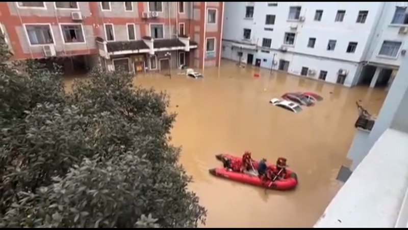 貴州的鎮遠古城近期遭受洪水侵襲，居民只能透過橡皮艇自救。   圖：擷取自 @muyang909 X 分享影片