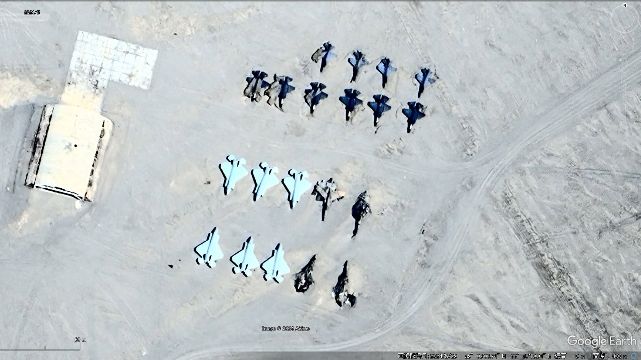 近期，有衛星照片拍到在中國的塔克拉瑪干沙漠內，有美軍「福特號」航母、 F-22 以及 F-35 戰機的模型，甚至還有模擬日本空軍基地的模型。外媒推測，中國解放軍利用這些模型進行軍事訓練，同時也展現中國企圖對抗美國、日本的野心。   圖：翻攝自 BulgarianMilitary 官方網站