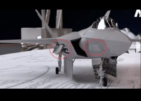 近期中國瀋陽飛機工業集團發布的宣傳影片中，出現一款編號為「 J-31B 」的戰機，引發中國牆內軍迷討論。一位軍事專家表示，殲 -31B有側面彈艙的設計，是因應中國空軍的需求所做的改良。   圖：翻攝自 大霧攔江