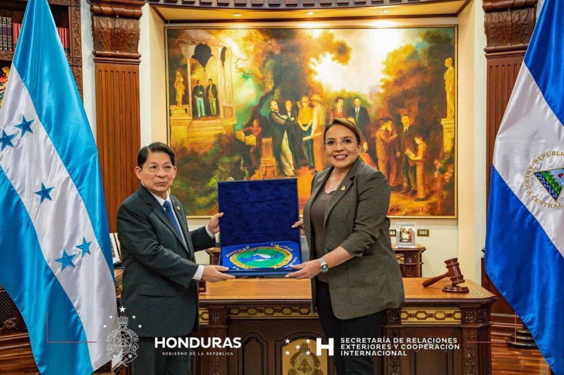 中美洲統合體於上月30日進行輪值主席國交接，圖為尼加拉瓜外交部長蒙卡達（左）與宏都拉斯總統卡斯楚（右）於當日進行臨時主席國交接儀式。   圖：取自中美洲統合體臉書